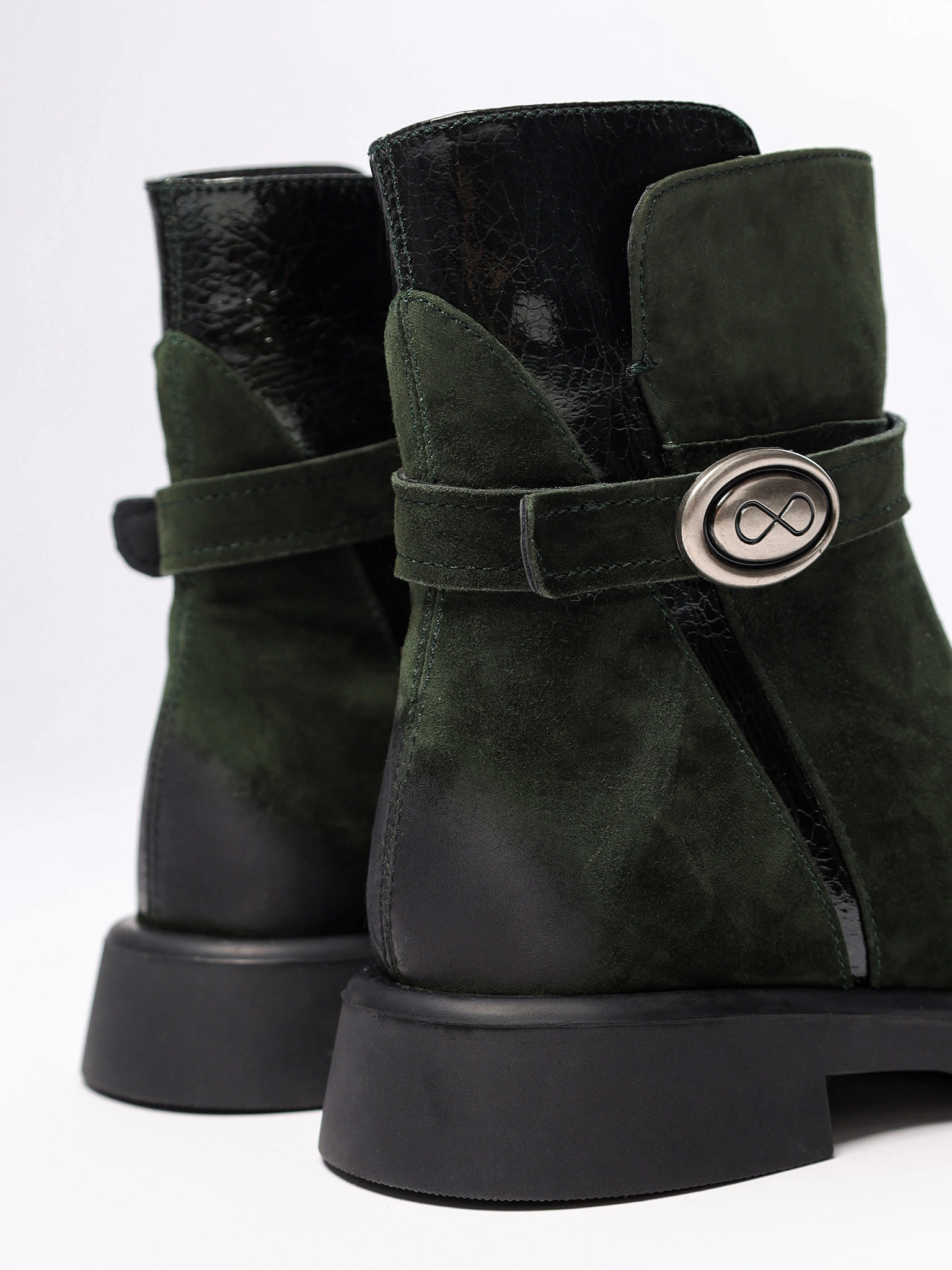 Ботинки комбинированные зеленого цвета с декоративной пряжкой